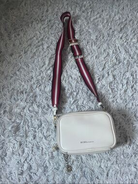 BCBGeneration WHITE CROSSBODY BAG W/ RED STRIPED STRAP